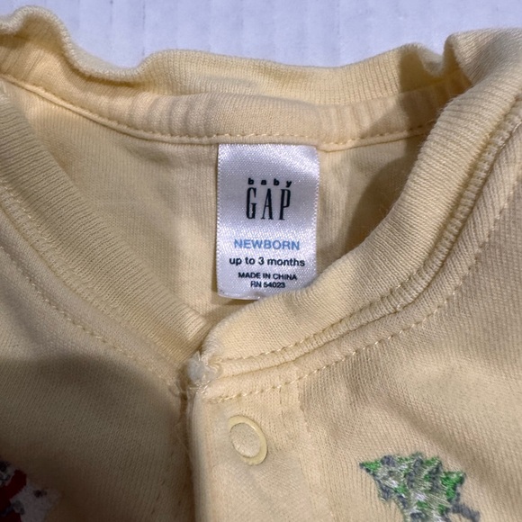 Baby GAP Newborn 0-3 Yellow FOOTED HOLIDAY LAYERED ONE PIECE Seals Trees - Picture 9 of 9